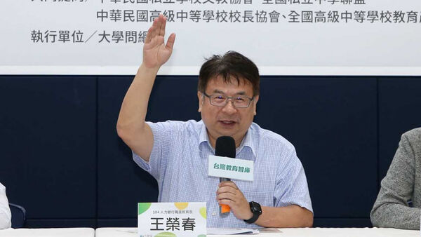 104人力銀行教育長王榮春，建議社會新鮮人要善用AI，求職時才不易跟已將會用AI視為必要條件的企業脫軌。（圖／翻攝自104人力銀行）
