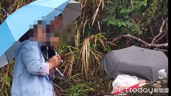 ▲▼ 勇消張敬謙葉克膜搶命！父母返廣興橋燒金紙求奇蹟　雙手合十慟哭畫面曝　            。（圖／記者黃彥傑翻攝）