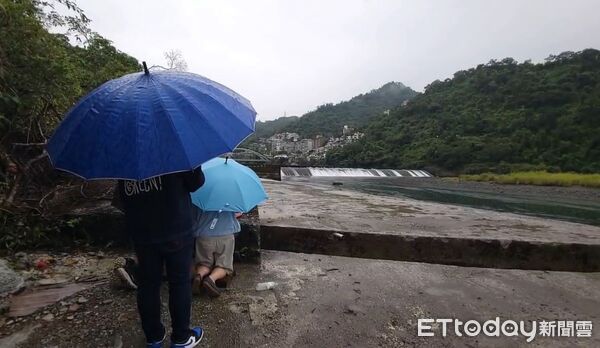 ▲▼ 勇消張敬謙葉克膜搶命！父母返廣興橋燒金紙求奇蹟　雙手合十慟哭畫面曝　            。（圖／記者黃彥傑翻攝）