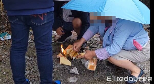▲▼ 勇消張敬謙葉克膜搶命！父母返廣興橋燒金紙求奇蹟　雙手合十慟哭畫面曝　            。（圖／記者黃彥傑翻攝）