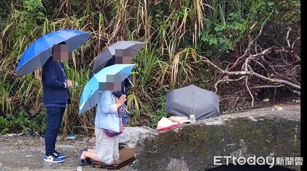▲▼ 勇消張敬謙葉克膜搶命！父母返廣興橋燒金紙求奇蹟　雙手合十慟哭畫面曝　            。（圖／記者黃彥傑翻攝）