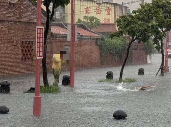 ▲彰化員林及鹿港淹水，男子跳水游泳。（圖／民眾提供）