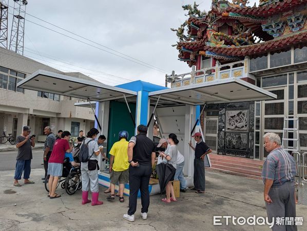 ▲太陽能儲能設備「E-CUBE」部署於台南鹽水汫水國小與永安宮，提供停電影響區域民眾免費充電。（記者林東良攝，下同）