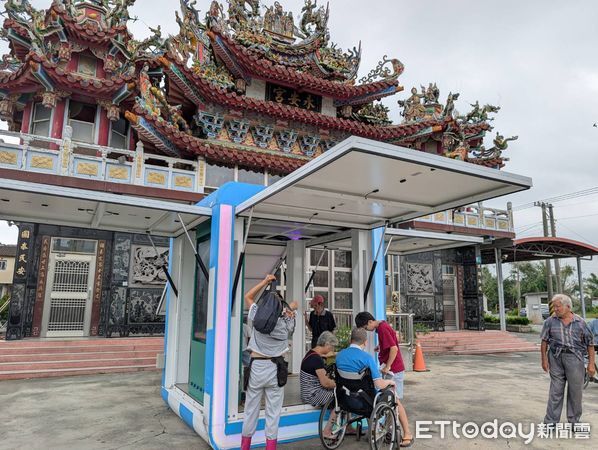 ▲太陽能儲能設備「E-CUBE」部署於台南鹽水汫水國小與永安宮，提供停電影響區域民眾免費充電。（記者林東良攝，下同）
