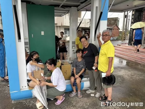 ▲太陽能儲能設備「E-CUBE」部署於台南鹽水汫水國小與永安宮，提供停電影響區域民眾免費充電。（記者林東良攝，下同）