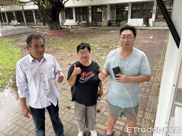 ▲太陽能儲能設備「E-CUBE」部署於台南鹽水汫水國小與永安宮，提供停電影響區域民眾免費充電。（記者林東良攝，下同）