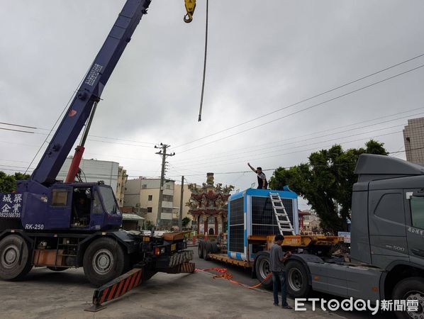 ▲太陽能儲能設備「E-CUBE」部署於台南鹽水汫水國小與永安宮，提供停電影響區域民眾免費充電。（記者林東良攝，下同）