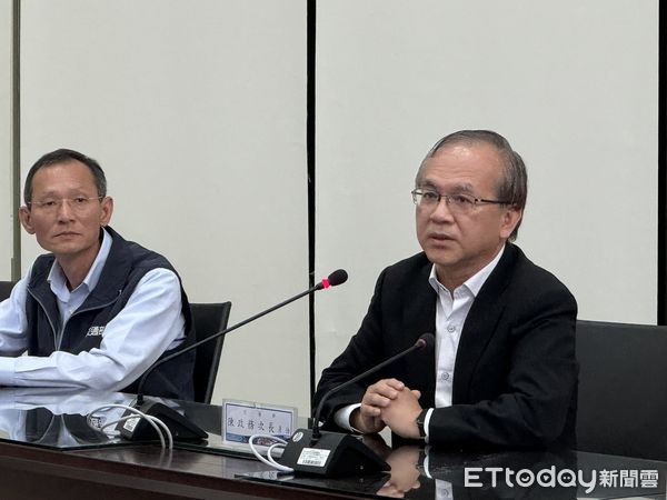 ▲▼交通部政務次長陳彥伯說明遊覽車駕駛識別系統。（圖／記者李姿慧攝）
