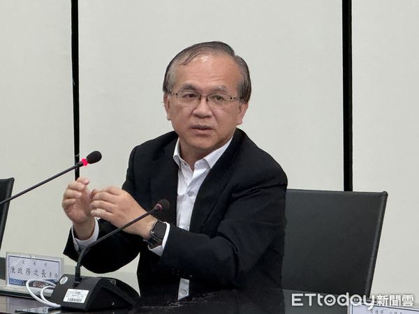 ▲▼交通部政務次長陳彥伯說明遊覽車駕駛識別系統。（圖／記者李姿慧攝）