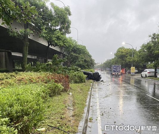 ▲▼台中1輛自小客因為下雨路滑，自撞分隔島翻覆。（圖／民眾提供，下同）