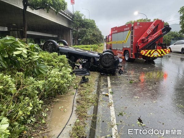 ▲▼台中1輛自小客因為下雨路滑，自撞分隔島翻覆。（圖／民眾提供，下同）