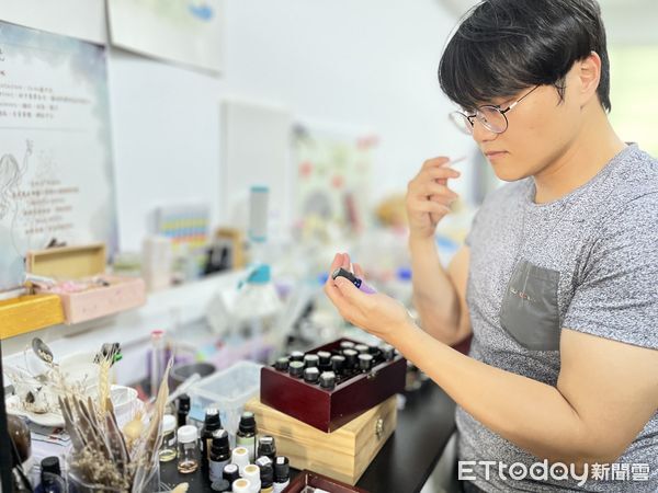 ▲嘉南藥理大學二技畢業生陳晁嘉勇奪2024創意調香競賽男香組冠軍，從資訊人轉身為香氛創作職人。（圖／記者林東良翻攝，下同）