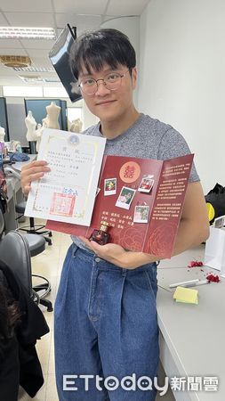 ▲嘉南藥理大學二技畢業生陳晁嘉勇奪2024創意調香競賽男香組冠軍，從資訊人轉身為香氛創作職人。（圖／記者林東良翻攝，下同）