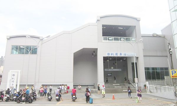 ▲桃園市李姓男子去年10月間兩度在桃園火車站盯梢女高中生，以手機偷拍全身照片遭鐵路警察送辦。（資料照／翻攝自維基百科官網）