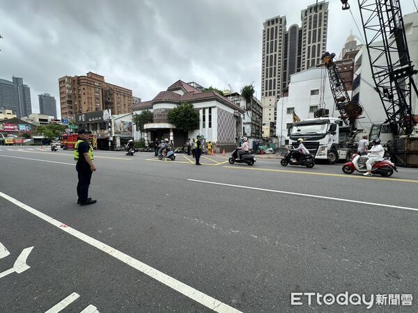 ▲▼高雄市區驚傳道路塌陷！範圍達「3*3公尺」　現場畫面曝。（圖／記者賴文萱翻攝）