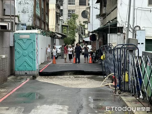 ▲▼高雄市區驚傳道路塌陷！範圍達「3*3公尺」　現場畫面曝。（圖／記者賴文萱翻攝）