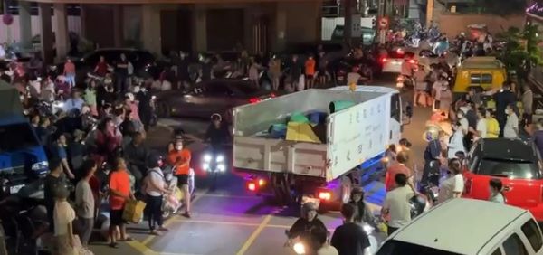 ▲鹿港昨天暴雨後400人排隊倒垃圾。（圖／楊昇樺提供）