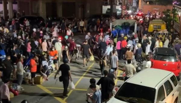 ▲鹿港昨天暴雨後400人排隊倒垃圾。（圖／楊昇樺提供）