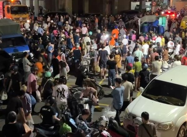 ▲鹿港昨天暴雨後400人排隊倒垃圾。（圖／楊昇樺提供）