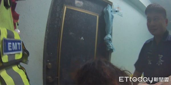 ▲內埔警分局員警協助曾女就醫。（圖／記者陳崑福翻攝）