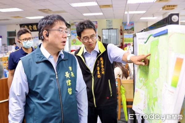 ▲台南市長黃偉哲親赴後壁區巡視災情，感謝高雄市長陳其邁即時伸援，共同力拚災後復原。（圖／記者林東良翻攝，下同）
