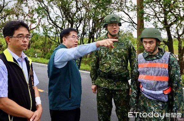 ▲台南市長黃偉哲親赴後壁區巡視災情，感謝高雄市長陳其邁即時伸援，共同力拚災後復原。（圖／記者林東良翻攝，下同）