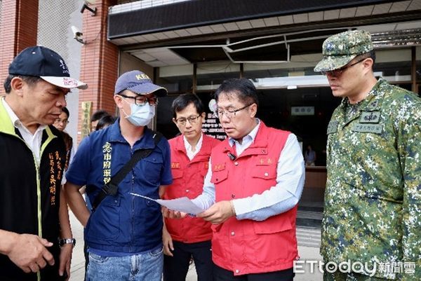 ▲台南市長黃偉哲親赴後壁區巡視災情，感謝高雄市長陳其邁即時伸援，共同力拚災後復原。（圖／記者林東良翻攝，下同）
