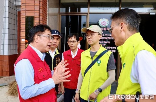 ▲台南市長黃偉哲親赴後壁區巡視災情，感謝高雄市長陳其邁即時伸援，共同力拚災後復原。（圖／記者林東良翻攝，下同）