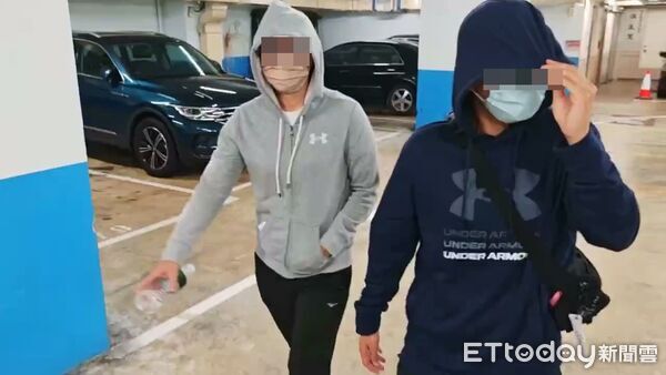 ▲▼4友赴醫院報驗　戴口罩、鴨舌帽遮臉             。（圖／記者陳以昇攝）