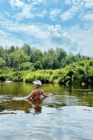 ▲▼吳婉君辣穿泳衣泡溪水，要網友找亮點。（圖／翻攝自臉書、IG）