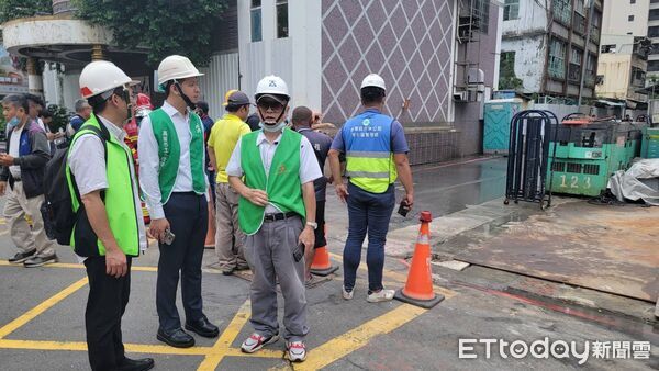 ▲▼高雄道路驚見「3m寬大天坑」！原因找到了　市府當場勒令停工。（圖／記者賴文萱翻攝）