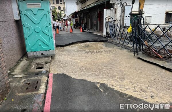 ▲▼ 高雄大天坑「吞掉變壓器」慘害524戶停電　台電緊急搶修要求償。（圖／記者賴文萱翻攝）