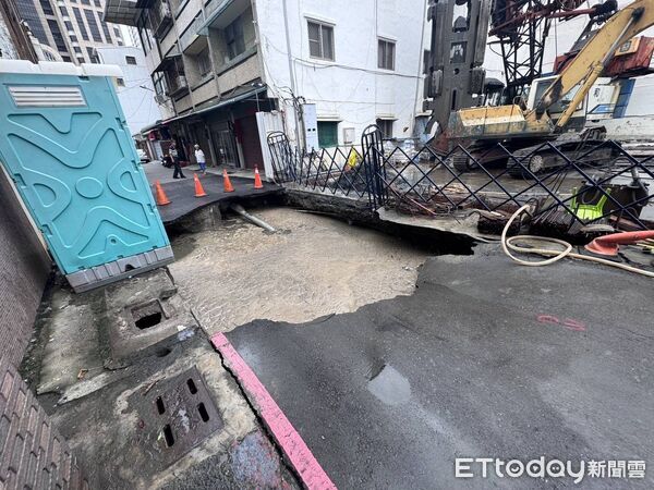 ▲▼ 高雄大天坑「吞掉變壓器」慘害524戶停電　台電緊急搶修要求償。（圖／記者賴文萱翻攝）