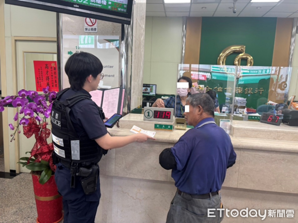 ▲▼員警阻詐騙。（圖／記者許權毅翻攝）