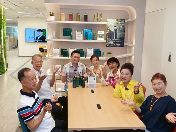 ▲白冰冰敬拜媽祖求智慧。（圖／長興影視）