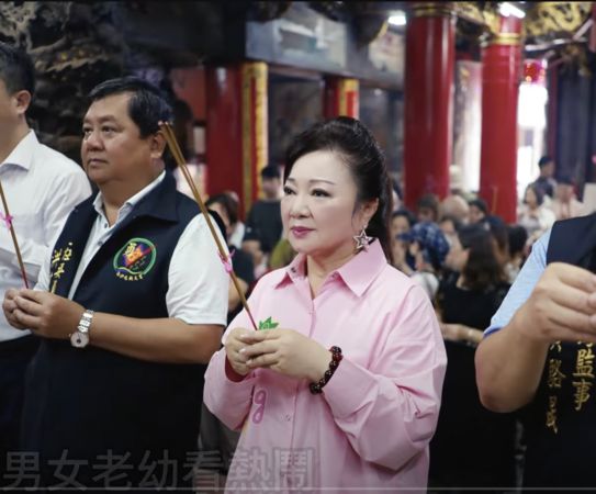 ▲白冰冰敬拜媽祖求智慧。（圖／長興影視）