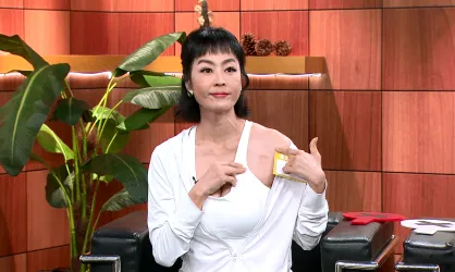 ▲唐玲左肩的人工血管已取出，樂觀表示疤痕是戰勝病魔的光榮印記。（圖／年代提供）