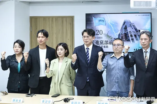 ▲民眾黨主席黃國昌率黨公職出席「720民主起義」記者會。（圖／記者林敬旻攝）