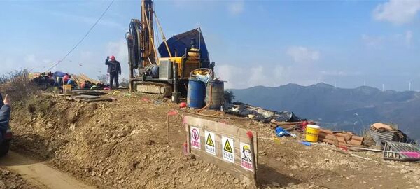 ▲▼湖南臨武探獲超大型鋰礦床，圖為雞腳山礦區工作現場。（圖／翻攝自湖南日報）