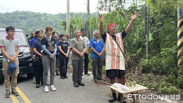 ▲▼台灣黑熊阿里曼．西肯在族人的祝福下，二度野放。（圖／花蓮分署提供，下同）