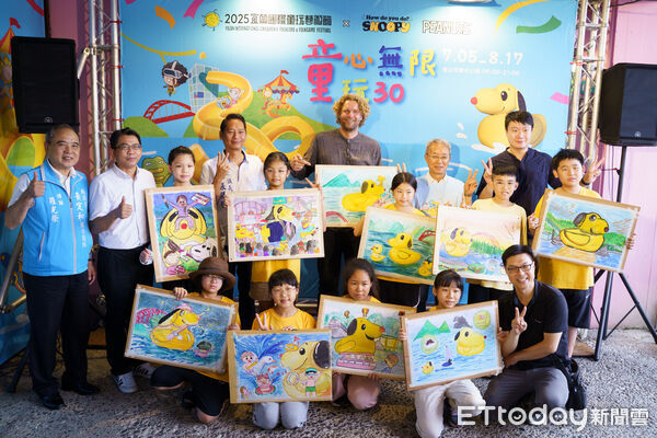 ▲▼霍夫曼（上圖右3）驚喜現身童玩節　與「史努比鴨」同框，引民眾狂拍打卡。（圖／記者游芳男翻攝，下同）