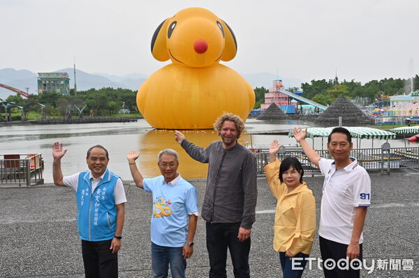 ▲▼霍夫曼（上圖右3）驚喜現身童玩節　與「史努比鴨」同框，引民眾狂拍打卡。（圖／記者游芳男翻攝，下同）