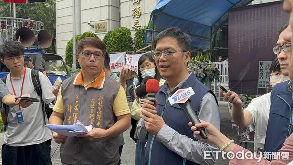 ▲▼遊覽車包圍交通部，並辦告別式陳抗。（圖／記者李姿慧攝）