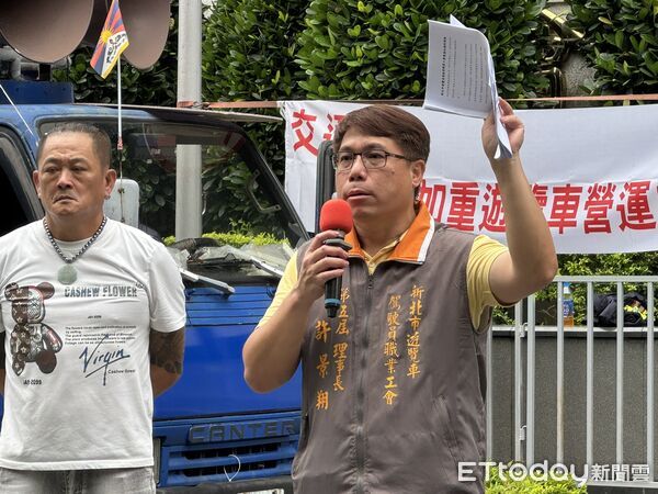 ▲▼遊覽車包圍交通部，並辦告別式陳抗。（圖／記者李姿慧攝）