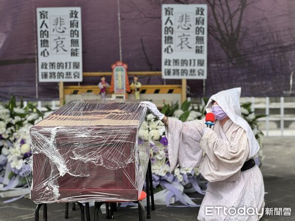 ▲▼遊覽車包圍交通部，並辦告別式陳抗。（圖／記者李姿慧攝）