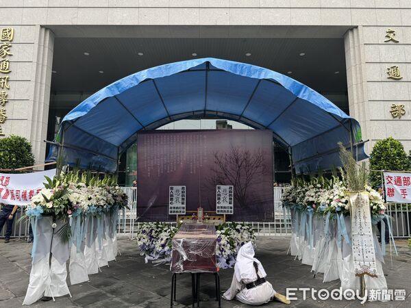 ▲▼遊覽車包圍交通部，並辦告別式陳抗。（圖／記者李姿慧攝）