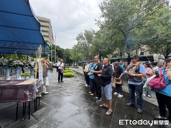 ▲▼遊覽車包圍交通部，並辦告別式陳抗。（圖／記者李姿慧攝）