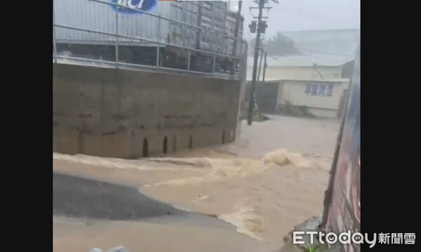 ▲暴雨襲台中！沙鹿泥流如瀑布，當地人恐懼：雨若再大恐出事。（圖／記者游瓊華攝）
