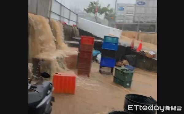 ▲暴雨襲台中！沙鹿泥流如瀑布，當地人恐懼：雨若再大恐出事。（圖／記者游瓊華攝）