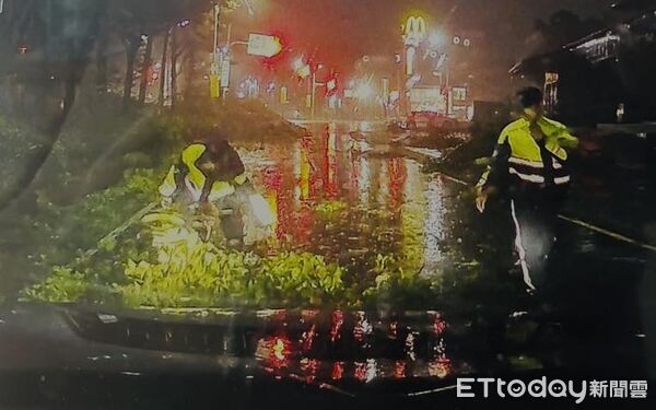 ▲▼    員警冒雨搶救車道   。（圖／記者翁伊森翻攝）